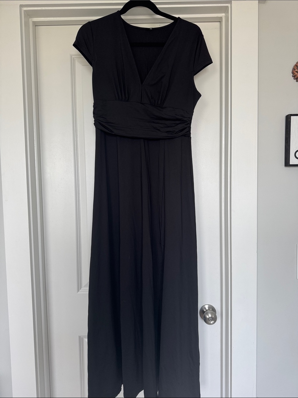 Elegant Black V-Neck Cap Sleeve Maxi Dress with Ruched Waistband